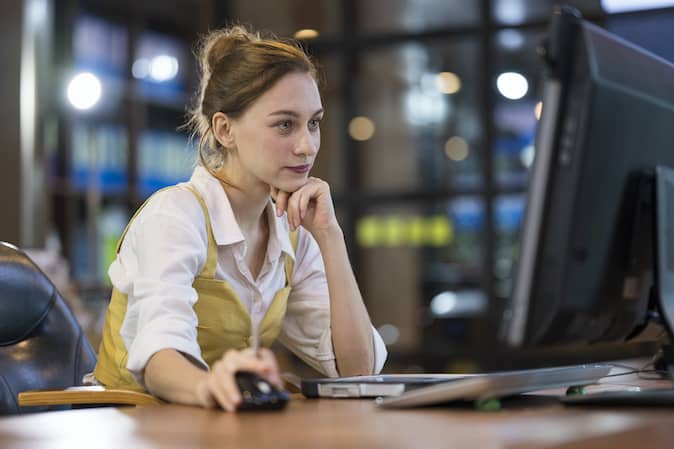 An employee uses am EPM tool to ease the process of strategic performance management