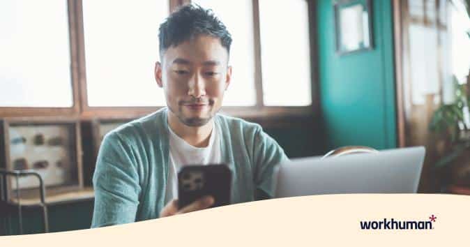 An employee viewing types of compensation plans