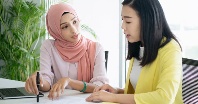 A leader setting effective goals for the team with the employee